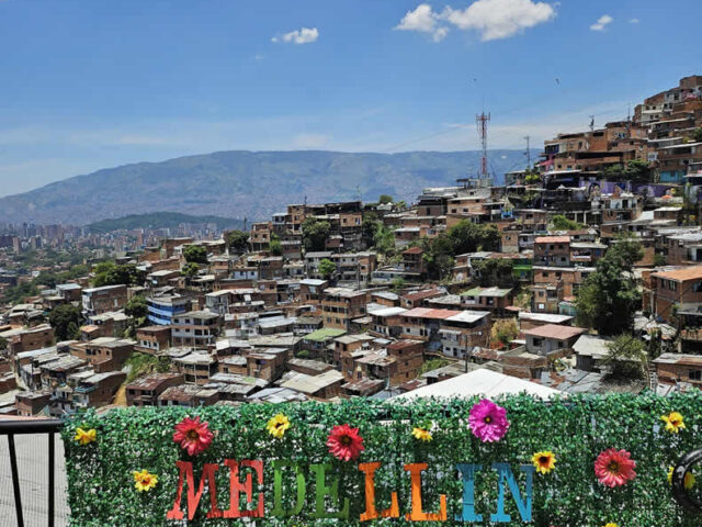 tour comuna 13 trece graffitour grafitti tour grafitour escaleras electricas graffititour grafititour (3)