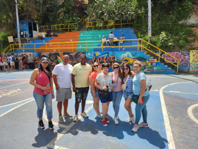 tour comuna 13 trece graffitour grafitti tour grafitour escaleras electricas graffititour grafititour (7)